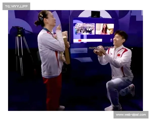 颁奖仪式上年轻选手激动落泪,教练亲切拥抱鼓励 颁奖仪式上年轻选手激动落泪,教练亲切拥抱鼓励